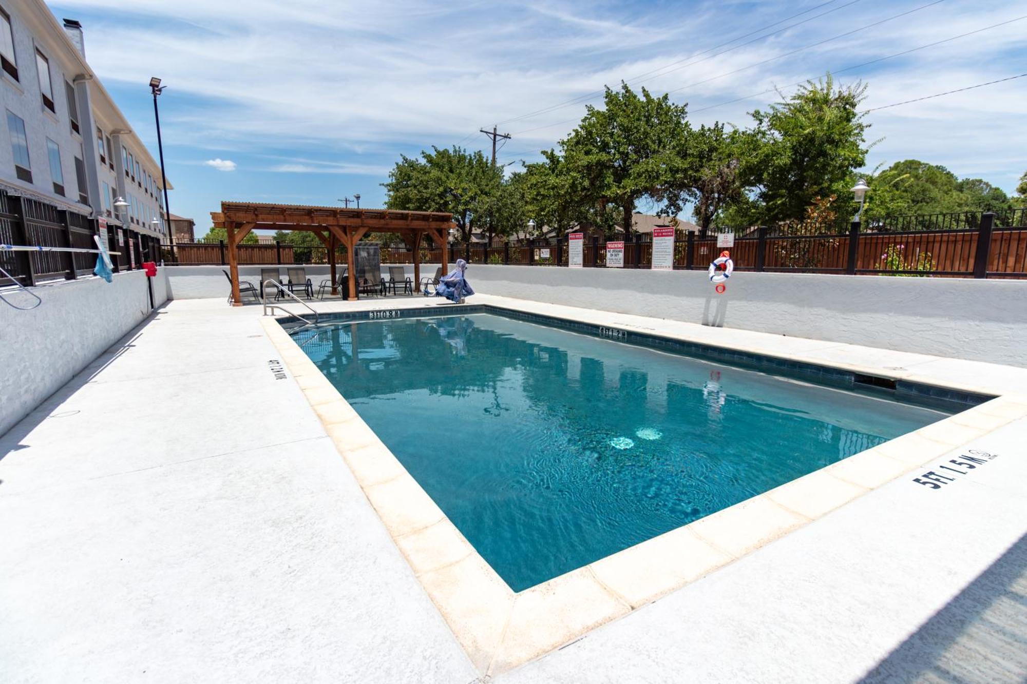 Hampton Inn & Suites Denton Exterior photo