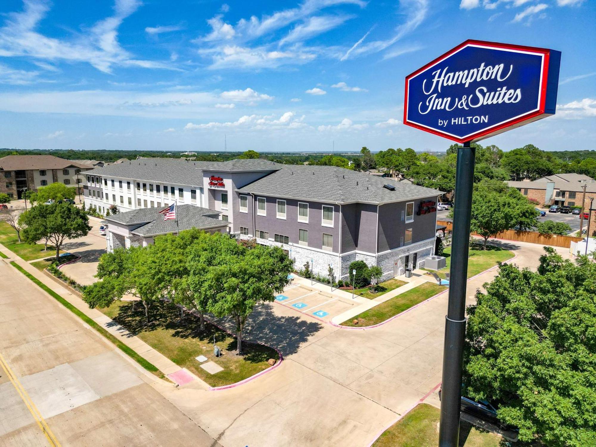 Hampton Inn & Suites Denton Exterior photo